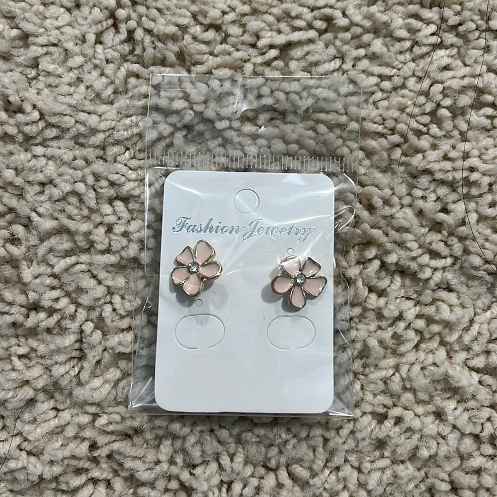 ⭐️ $15 for 2 ⭐️ BNWT Pink Flower Earrings